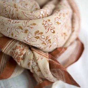chezpaulette.store-bindi-atelier-foulard-imprime-floral-beige-terracotta-sarika-poudre-tissus-coton-3